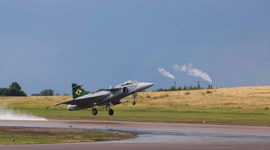 Brazilian pilot flies the Brazilian Gripen for the first time