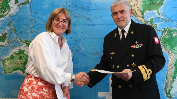 Ewa Kittel-Prejs, Babcock Country Director Poland, and Rear-Admiral Professor Tomasz Szubrycht, Rector - Commandant of the Polish Naval Academy, at the signing of the MoU.