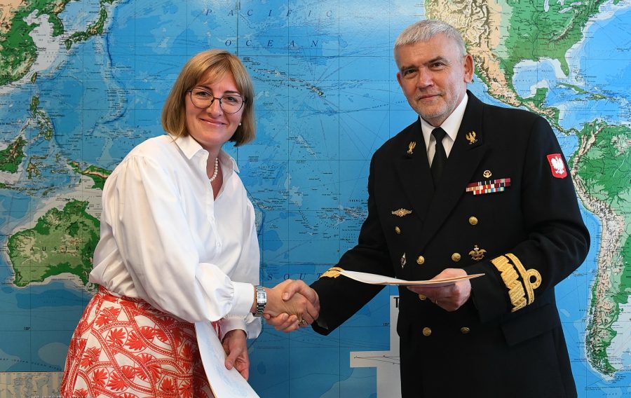 Ewa Kittel-Prejs, Babcock Country Director Poland, and Rear-Admiral Professor Tomasz Szubrycht, Rector - Commandant of the Polish Naval Academy, at the signing of the MoU.